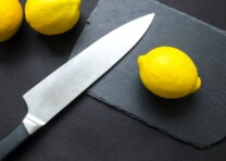Yooz a lemon to clean a rusty knife